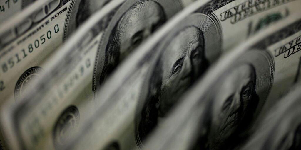 Dólar volta a superar R$ 5,60 influenciado por mercado externo