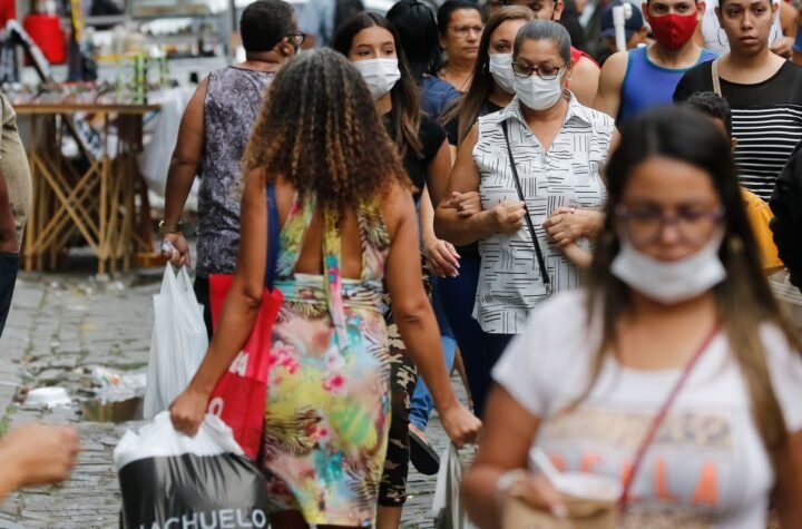 Covid-19: Brasil tem 22 milhões de casos e quase 614 mil mortes