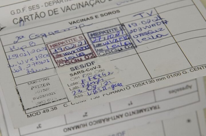 Covid-19: Brasil registra 22 milhões de casos e 615,4 mil óbitos