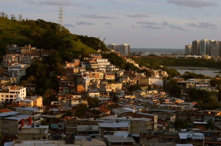 Força-tarefa demole casa em construção em área de milícia no Rio