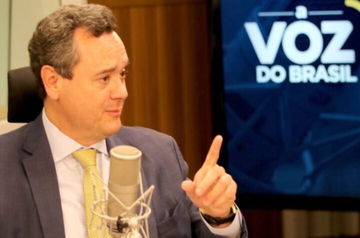 O presidente do Banco do Brasil, Fausto de Andrade Ribeiro, é entrevistado no programa A Voz do Brasil.