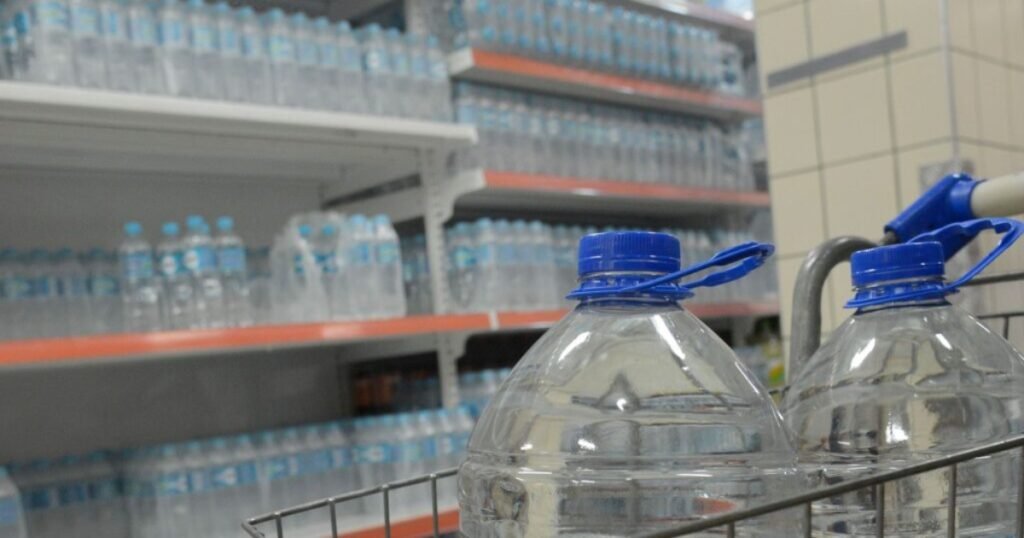 Crise de qualidade da água encanada, aumenta a procura por água mineral engarrafada nos supermercados do Rio de Janeiro