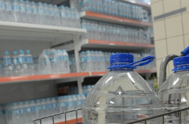 Crise de qualidade da água encanada, aumenta a procura por água mineral engarrafada nos supermercados do Rio de Janeiro