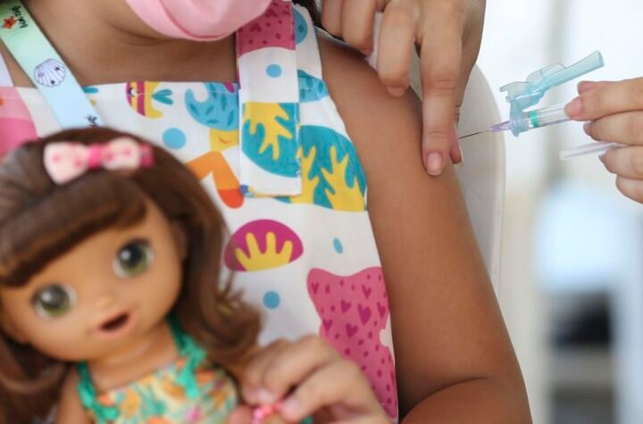 Covid-19: Rio aplica 18,6 mil doses no 1º dia de vacinação infantil