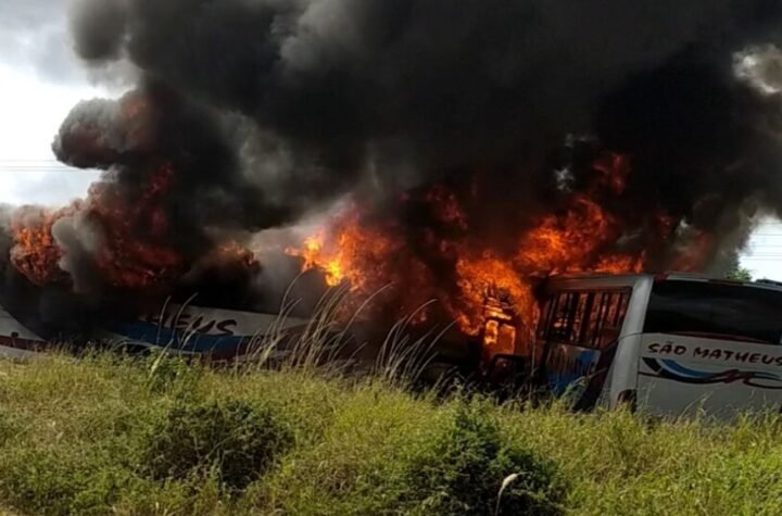 Dois ônibus batem de frente e pegam fogo em rodovia da Bahia, próximo a Retirolândia