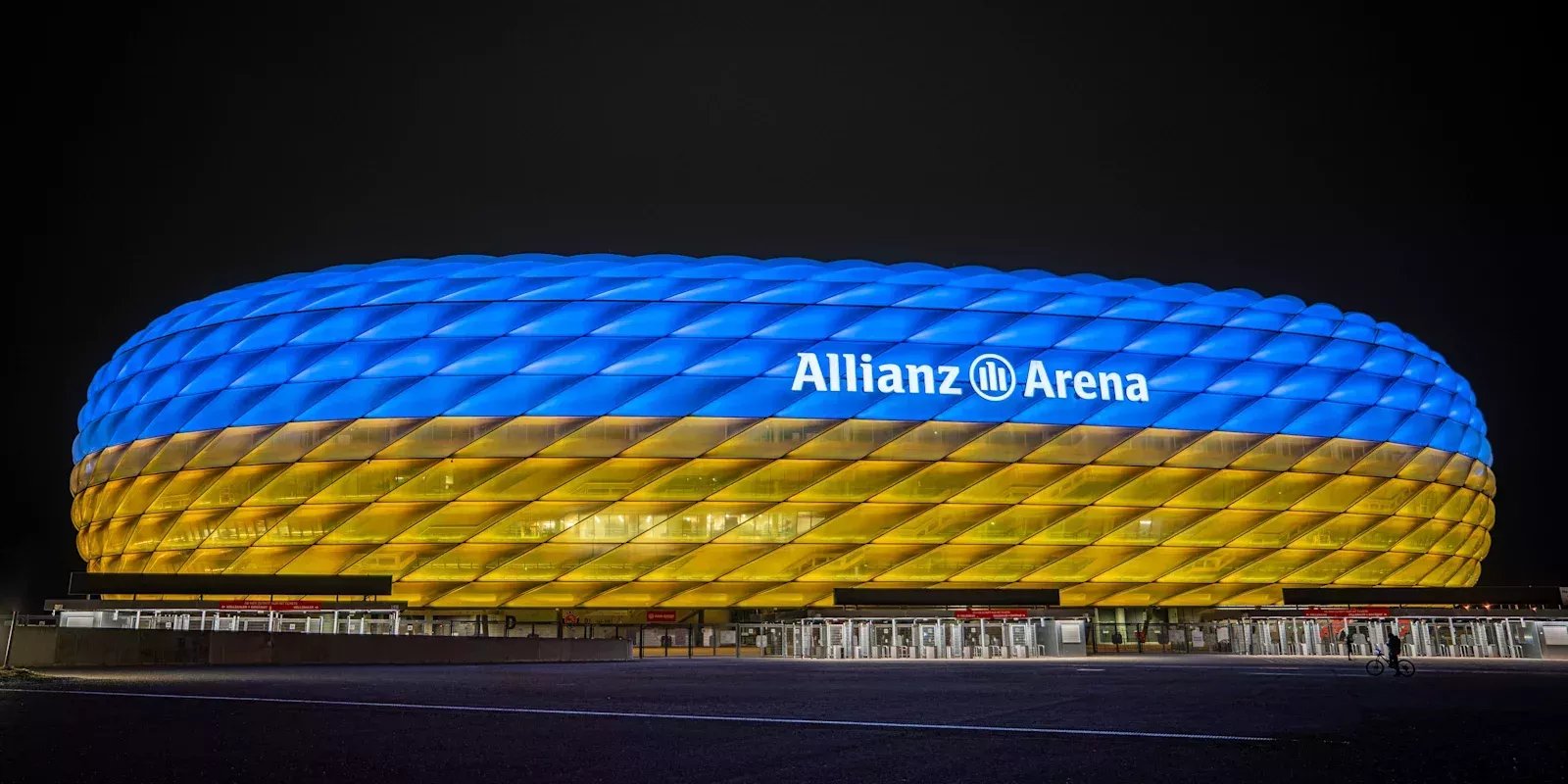 Em apoio à Ucrânia, Bayern de Munique ilumina arena com cores do país
