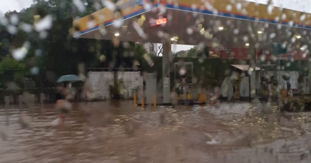 Fortes chuvas que atingem Salvador devem continuar por todo o dia; veja cuidados