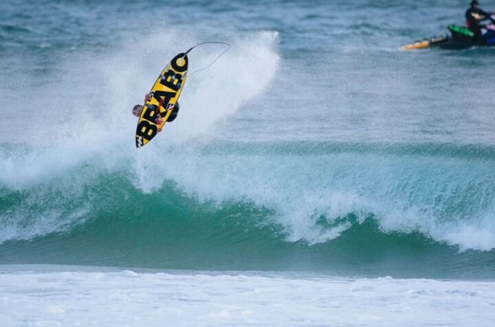 Brasil classifica 4 surfistas à próxima fase na etapa de Peniche