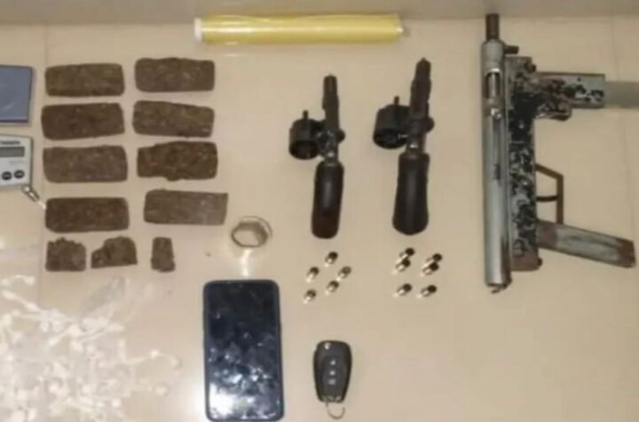 Submetralhadora e revólveres são encontrados em Porto Seguro