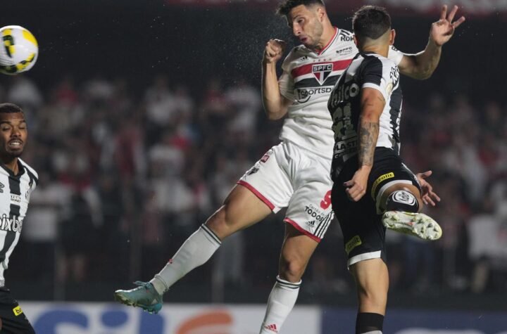 São Paulo derrota Santos em clássico com gol de pênalti no fim