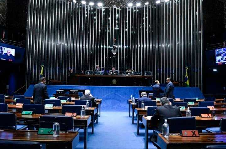 Senado aprova MP com piso permanente de R$ 400 para Auxílio Brasil