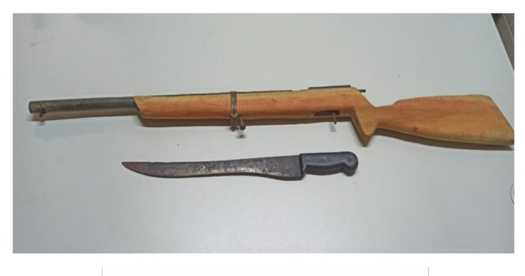 O suspeito foi detido e uma espingarda artesanal e um facão apreendidos