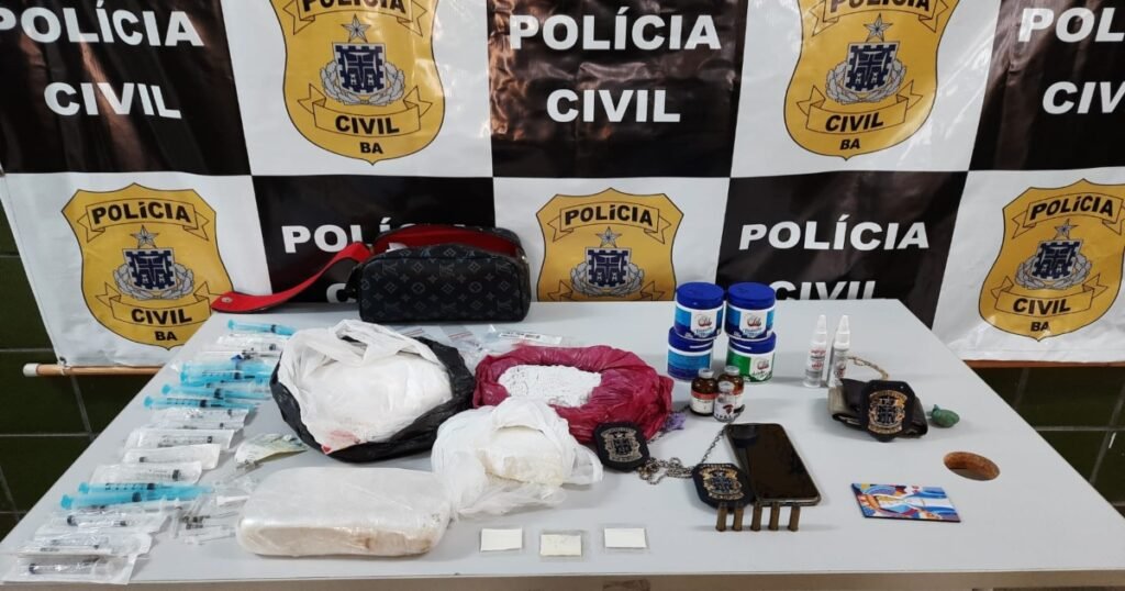 Foram encontrados, no porta-malas do carro, um tablete e meio de cocaína, além de sacos plásticos com a droga