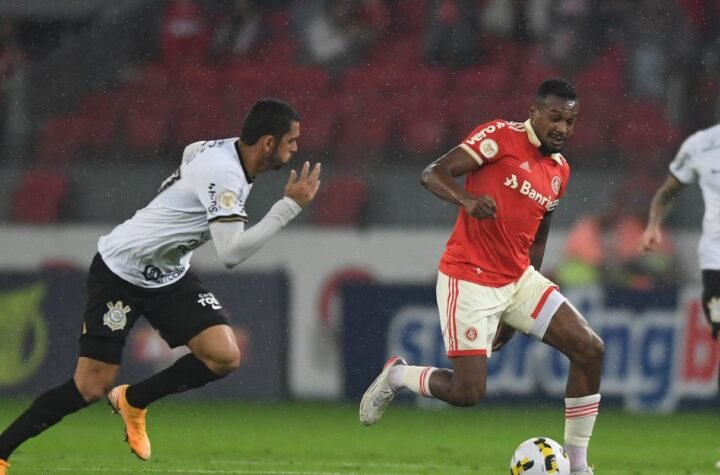 Edenilson acusa Rafael Ramos de injúria racial em jogo do Brasileiro