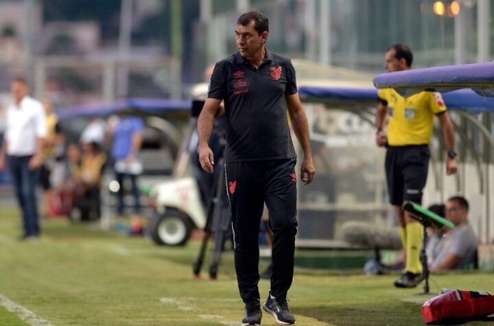 Técnico Carille é demitido horas após goleada do Athletico na Bolívia