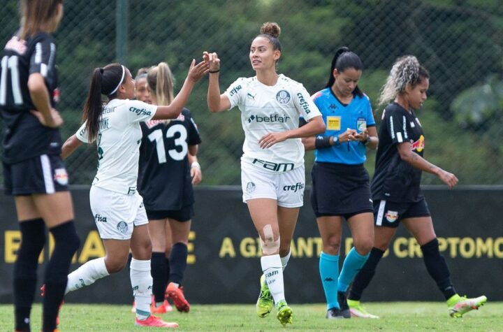 Palmeiras vira sobre Bragantino e mantém ponta no Brasileiro Feminino