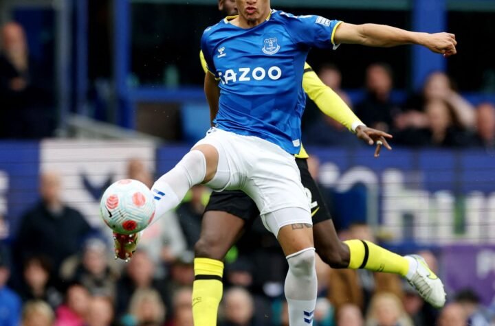 Richarlison marca gol da vitória do Everton sobre Chelsea no Inglês