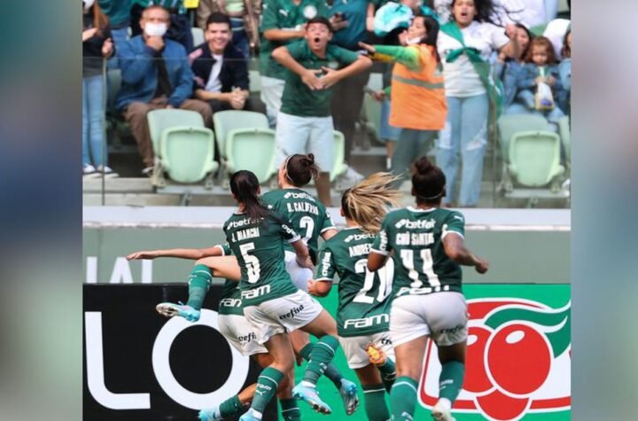 Palmeiras quebra tabu, bate Timão e segue líder do Brasileiro Feminino