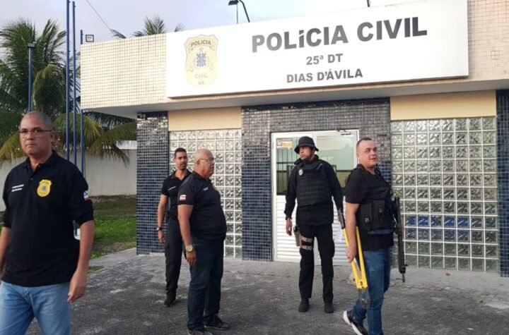 Um homem, envolvido com homicídios e tráfico de drogas em Dias D’Ávila foi preso, na manhã desta quinta-feira (30), por equipes do Departamento de Polícia Metropolitana (Depom).