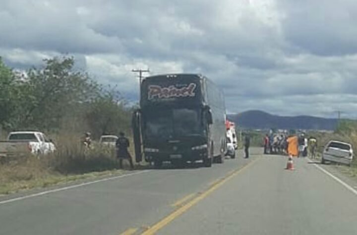 Um ônibus da banda de Forró Painel de Controle se envolveu em um acidente na BA-142, entre os municípios de Tanhaçu e Anagé, na região sudoeste da Bahia, nesta sexta-feira (24).