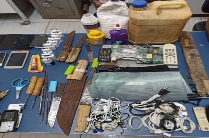 Onze facas artesanais, celulares e outros itens foram apreendidos no Conjunto Penal de Teixeira de Freitas