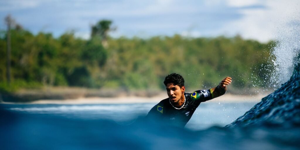 Surfe: Medina, Jadson e Filipinho seguem atrás do título em G-Land