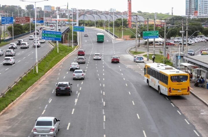 A intervenção ampliou a capacidade de fluxo diário da Ligação Iguatemi-Paralela (LIP), desafogando o tráfego em uma das regiões mais movimentadas da cidade. Com isso, os veículos que vêm da Avenida ACM em direção à Avenida Luís Viana Filho passam a ter uma via própria, com três faixas.