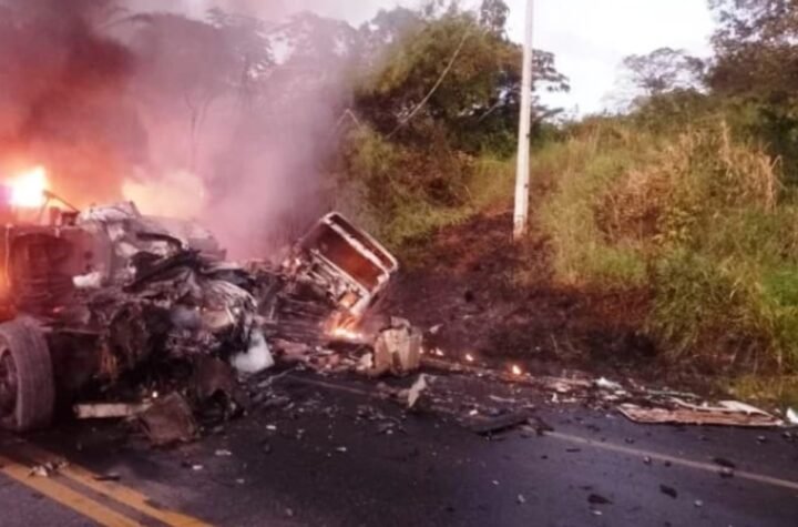 Um grave acidente aconteceu na madruga desta segunda-feira (11/07), na BA-093, próximo a cidade de Pojuca, logo após a praça de pedágio; um dos veículo carregava produtos químico e pegou fogo.