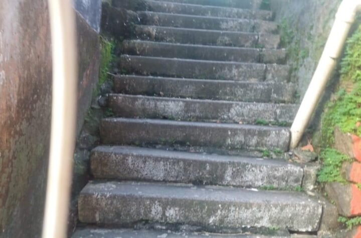 Moradores da Terceira Travessa Manoel Faustino, bairro do Engenho Velho de Brotas na capital baiana, denunciam uma escadaria sem manutenção no local.