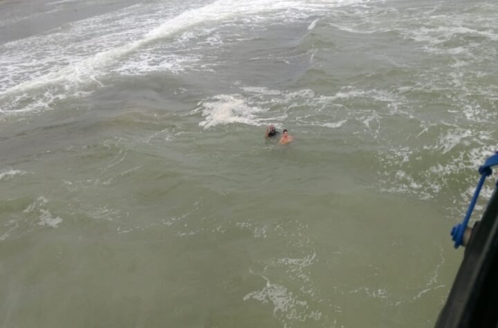 Militares do Grupamento Aéreo (Graer) da Polícia Militar resgataram um garoto de 12 anos de um afogamento na Praia do Flamengo, em Salvador