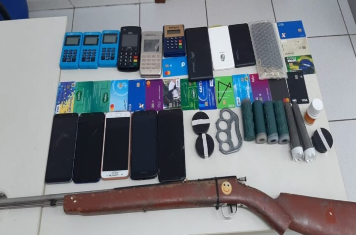 Um homem foi preso em flagrante pelos crimes de receptação e posse ilegal de arma de fogo. Ele comprava aparelhos celulares furtados.