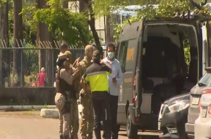 Agentes do Bope da PM isolaram um trecho da rodoviária Salvador, depois de uma denúncia de que havia uma bomba no estacionamento
