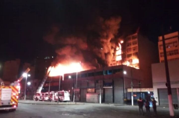 O Corpo de Bombeiros trabalha hoje (11) para apagar um incêndio que atinge cinco prédios comerciais na rua Barão de Duprat, região da rua 25 de Março, no centro de São Paulo, desde às 21h de ontem.