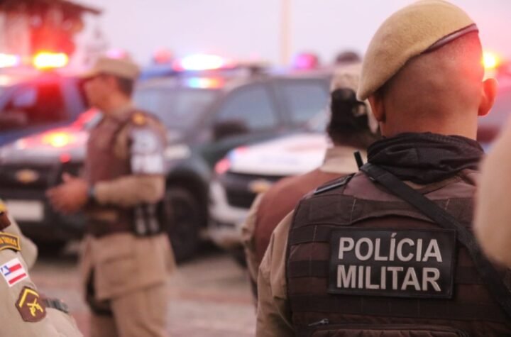 Dois soldados do Exército, lotados na 6a Região Militar, em Salvador, foram presos, após roubar celulares, no bairro de Mussurunga