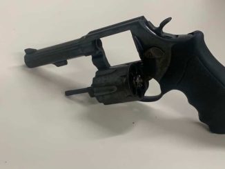 Aos PMs, a criminosa não explicou o motivo de andar armada e também não apresentou documento que autorizasse o porte.