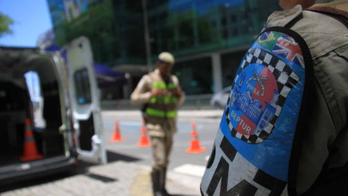 O assaltante, colocado em liberdade provisória, com tornozeleira eletrônica, possuía passagem por roubo.