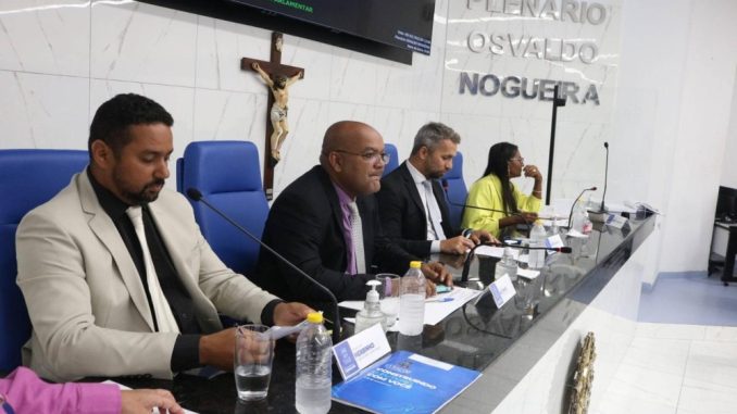 Câmara de Camaçari pretende diminuir recesso parlamentar A diminuição iguala o calendário de trabalho legislativo da Câmara de Camaçari ao da Câmara dos Deputados e do Senado.