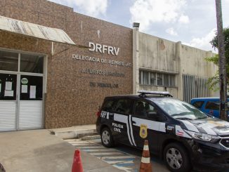 Suspeitos foram interceptados nas imediações da Avenida 29 de Março. Veículo já estava com a placa adulterada