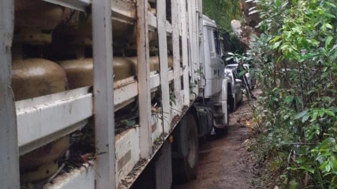 Um carro com restrição de roubo e equipamentos utilizados para o bloqueio de rastreamento de veículos também foram apreendidos