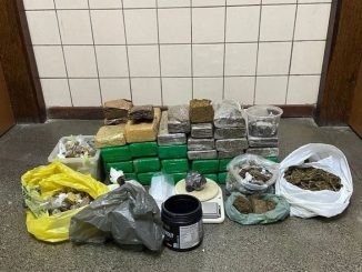 Um casal foi capturado com os entorpecentes e acessórios utilizados no comércio ilegal.