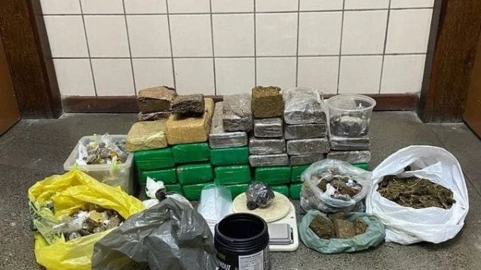 Um casal foi capturado com os entorpecentes e acessórios utilizados no comércio ilegal.