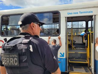 Ele agia na companhia da esposa nas regiões do Comércio, Calçada e São Joaquim. Ela foi presa em flagrante e ele teve o mandado cumprido