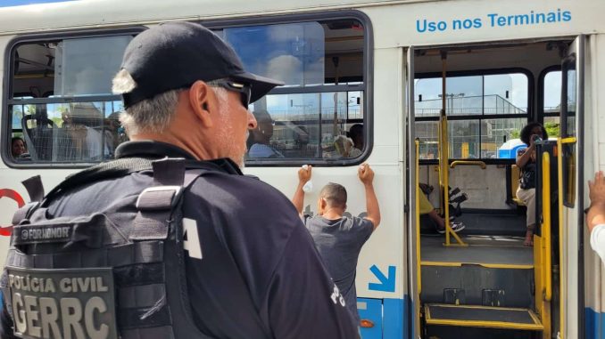 Ele agia na companhia da esposa nas regiões do Comércio, Calçada e São Joaquim. Ela foi presa em flagrante e ele teve o mandado cumprido