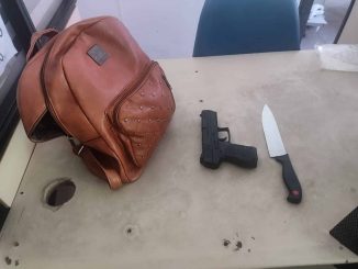 Com a assaltante foram apreendidos um simulacro e uma faca, na segunda-feira (20).