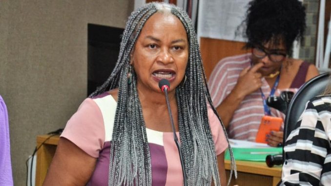 Ainda segundo a comunista, o retorno mais próximo fica a 21 km e contempla uma praça de pedágio, obrigando os moradores da localidade a pagar dois pedágios e percorrer 42 km para chegar ao centro da cidade.