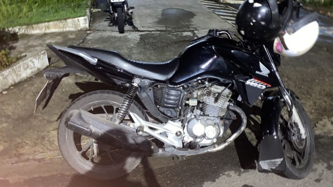 Flagrante aconteceu na noite de terça-feira (21), no bairro de Itapuã, durante patrulhamento de rotina.