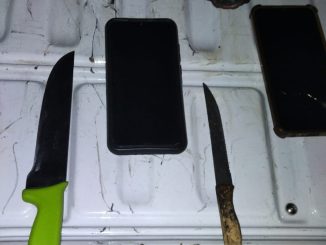 Duas facas usadas para ameaçar os passageiros foram encontradas com três criminosos.