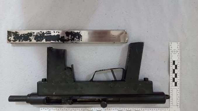 Também foram encontradas munições e porções de entorpecentes.