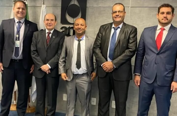 O prefeito de Terra Nova Eder Menezes está em Brasília (DF), onde articula com deputados e sua equipe jurídica o reconhecimento da Agência Nacional de Petróleo (ANP) de três poços de petróleo que estão no limite do município.