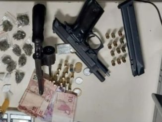 Além das armas, porções de maconha e cocaína foram encontrados com o criminoso, na segunda-feira (13).